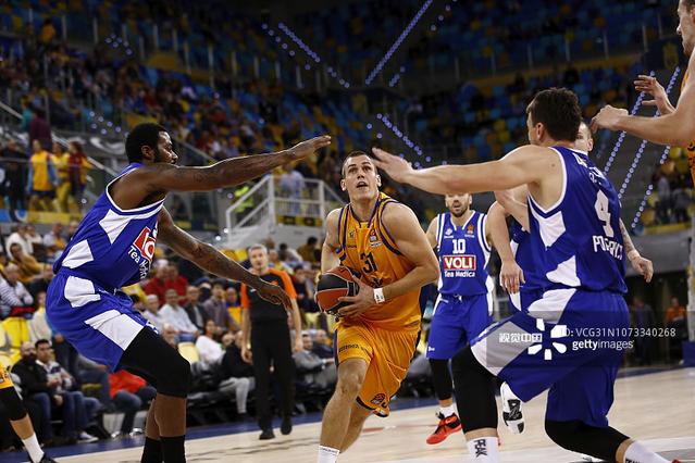 欧文突破防守造成杀伤球成功（欧文强突防线制造杀伤并得手）