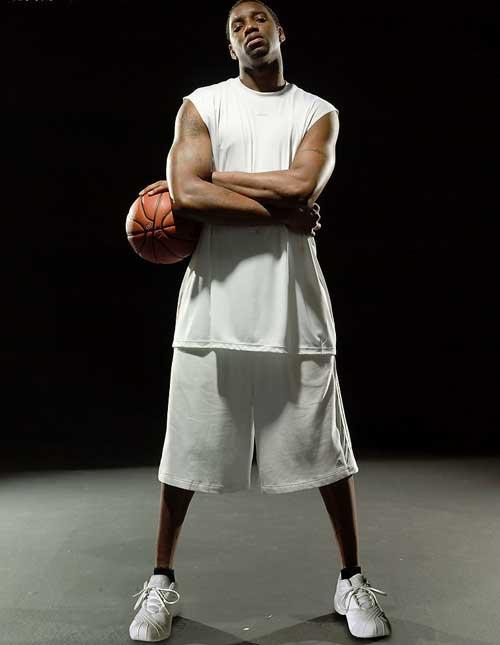 马尔卡宁持续得分表演，半场17分扛起进攻大旗（马尔卡宁手感火热，半场17分领衔进攻）