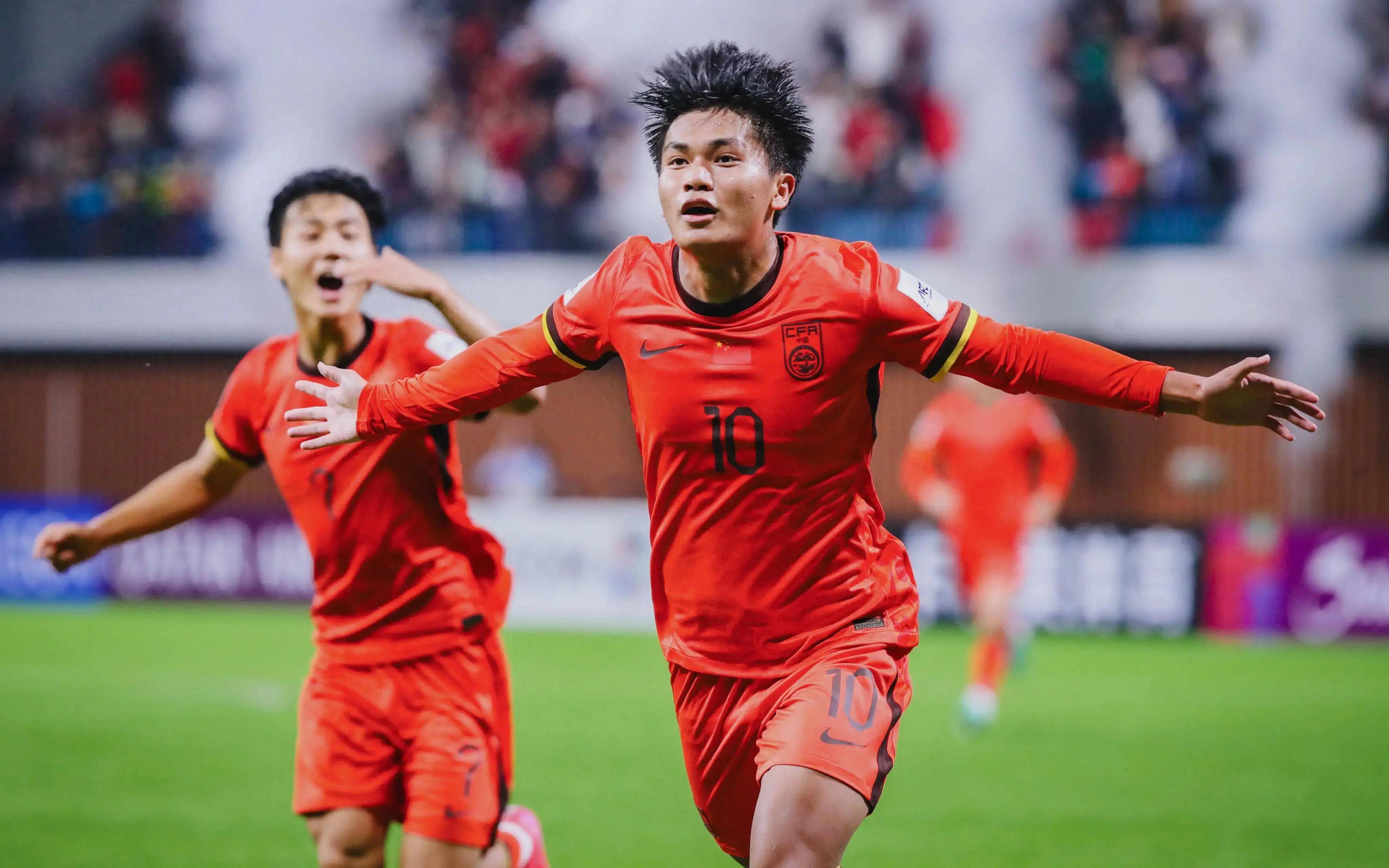 足球国足训练强度升级，体能教练参与指挥（国足加码训练强度，体能教练亲自指挥）