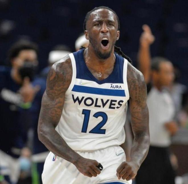 迈阿密国际夺美职联冠军，梅西淡定队友狂欢（迈阿密国际加冕美职联，梅西从容队友狂欢）