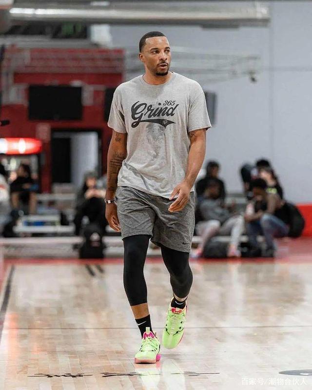 2025上海明日之星冠军杯足球赛圆满落幕，颁奖仪式进行（2025上海明日之星冠军杯足球赛落下帷幕，颁奖典礼隆重举行）