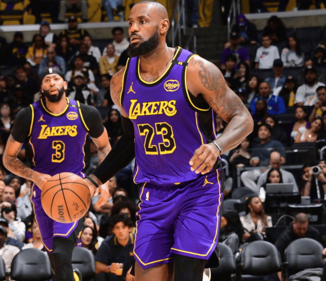 他抬头看了一眼记分牌，笑了（目光掠过记分牌，他笑了）