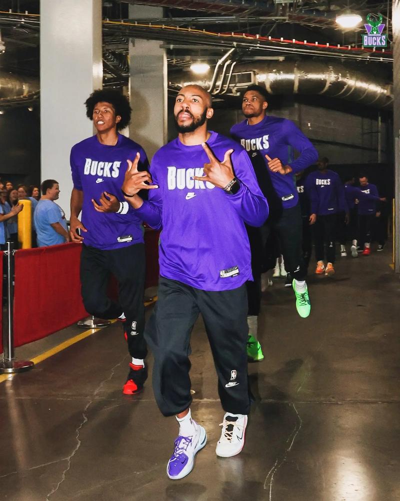 拜仁客战斯图加特：雅克松、金玟哉首发，乌尔比希出战（拜仁客场对阵斯图加特：雅克松、金玟哉先发，乌尔比希登场）