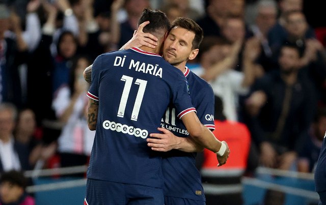 霍伊伦德梅开二度 那不勒斯击败尤文后登上意甲榜首（霍伊伦德双响 那不勒斯击退尤文登顶意甲榜首）