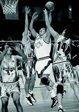 拜仁对阵圣保利全场3次射门中柱：卡尔2次、凯恩1次（拜仁战圣保利三次中柱：卡尔两次、凯恩一次）