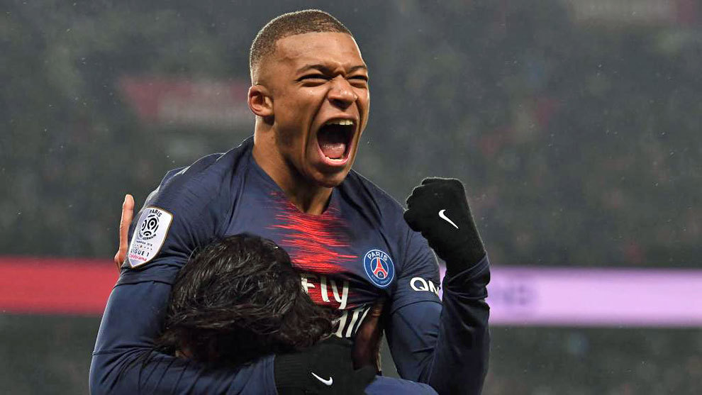 拜仁莱万梅开二度战胜门兴（莱万梅开二度助拜仁力克门兴）