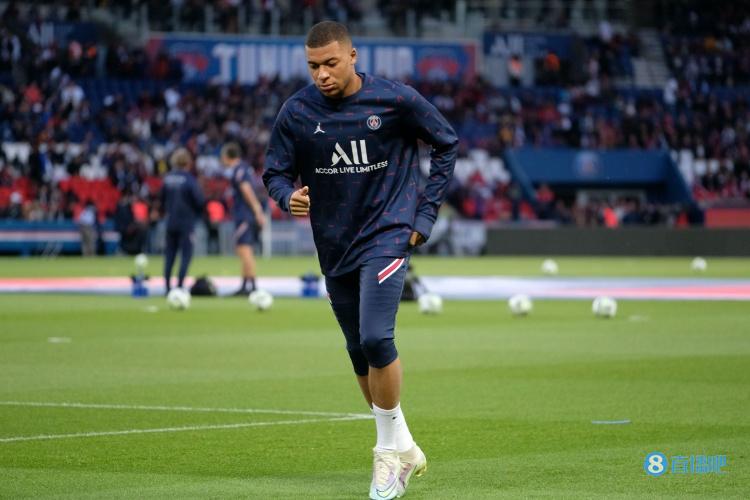 得分机器！史密斯半场11中7&三分7中4砍下19分7板3助（手感火热！史密斯半场11投7中、三分7投4中，轰下19分7篮板3助攻）