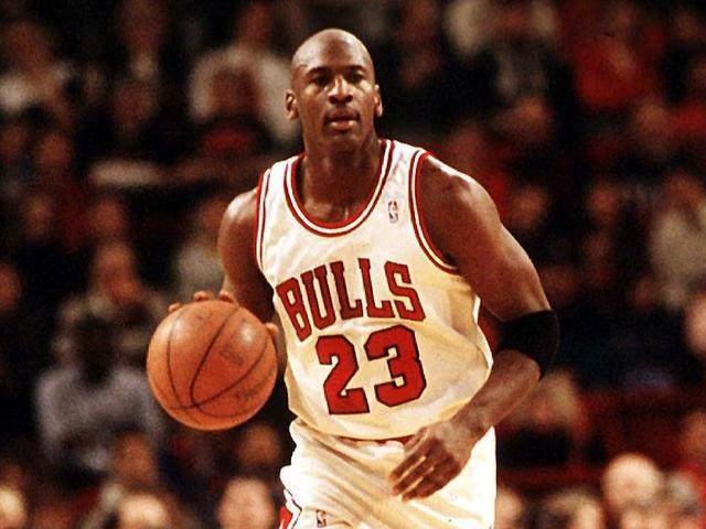 用冠军告别！前巴萨传奇正式挂靴退役，结束17年辉煌生涯（以冠军作别，前巴萨传奇官宣退役，17年职业生涯画上句号）