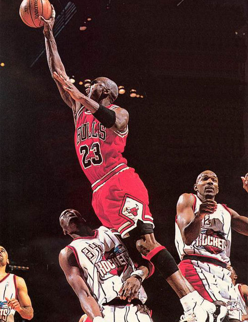 热议成都被罚：想出前5排空场的是人才；应重罚肇事者轻罚俱乐部（成都处罚引热议：“前五排空场”被指离谱，主张重罚肇事者、从轻俱乐部）