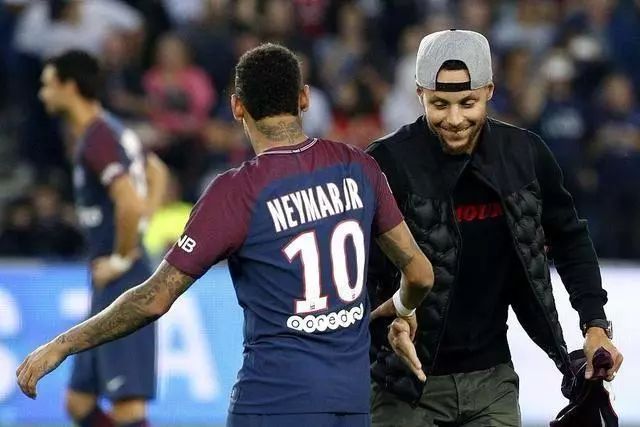 拜仁客战阿森纳名单：凯恩、奥利塞领衔，迪亚斯停赛（拜仁客赴阿森纳大名单：凯恩、奥利塞压阵，迪亚斯因停赛缺席）